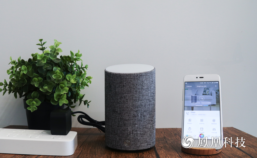 的唤醒词"叮咚叮咚"(或"百灵百灵","小薇小薇")来唤醒叮咚智能音箱