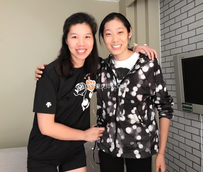 姐妹情深!朱婷看望徐云丽 送土耳其丝巾