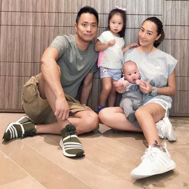 关颖晒全家福庆祝儿子出生100天 姐弟俩表情超呆萌