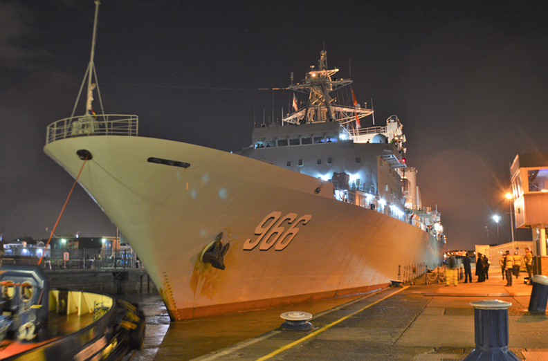 中国军舰在伦敦宿舶夜景迷人