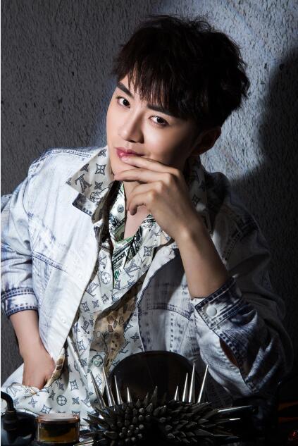 余少群生日发写真出道9年感恩粉丝一路陪伴