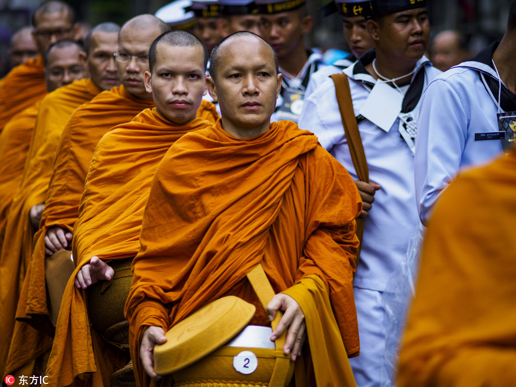 泰国199名僧侣一路接受馈赠 【一点资讯】