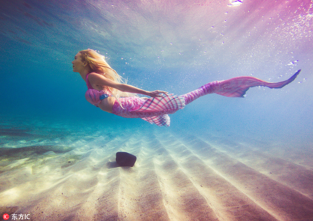 美女夏威夷海滩扮美人鱼表演 帮助自卑儿童重拾自信