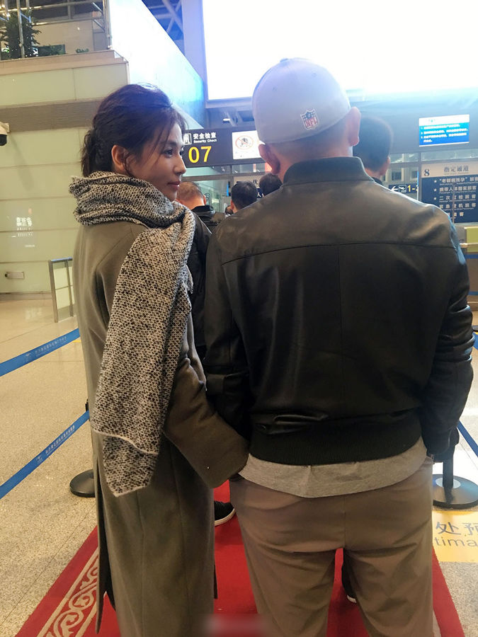 刘涛王珂夫妇现身机场