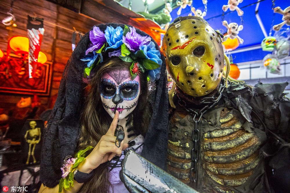 巴西街头万圣气氛浓 惊悚"鬼娃"静待买家