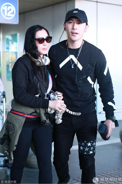 钟丽缇张伦硕好似连体婴