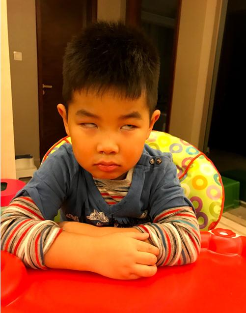 实力坑娃胡可晒小鱼儿照片带着鼻涕泡翻白眼
