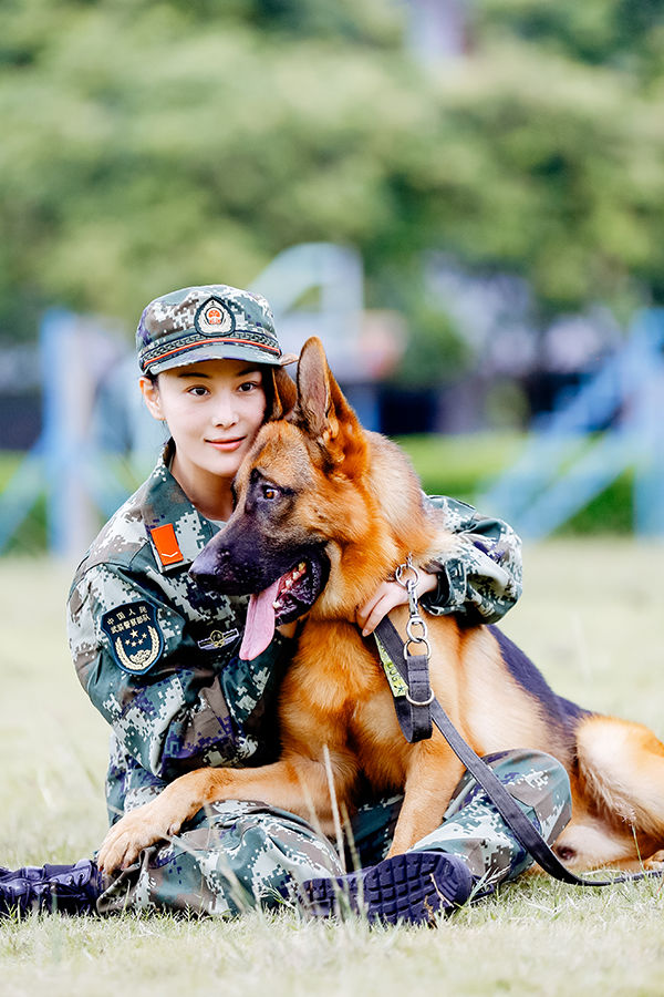 《奇兵神犬》姜潮张馨予热搜霸榜 教官何捷人气高涨