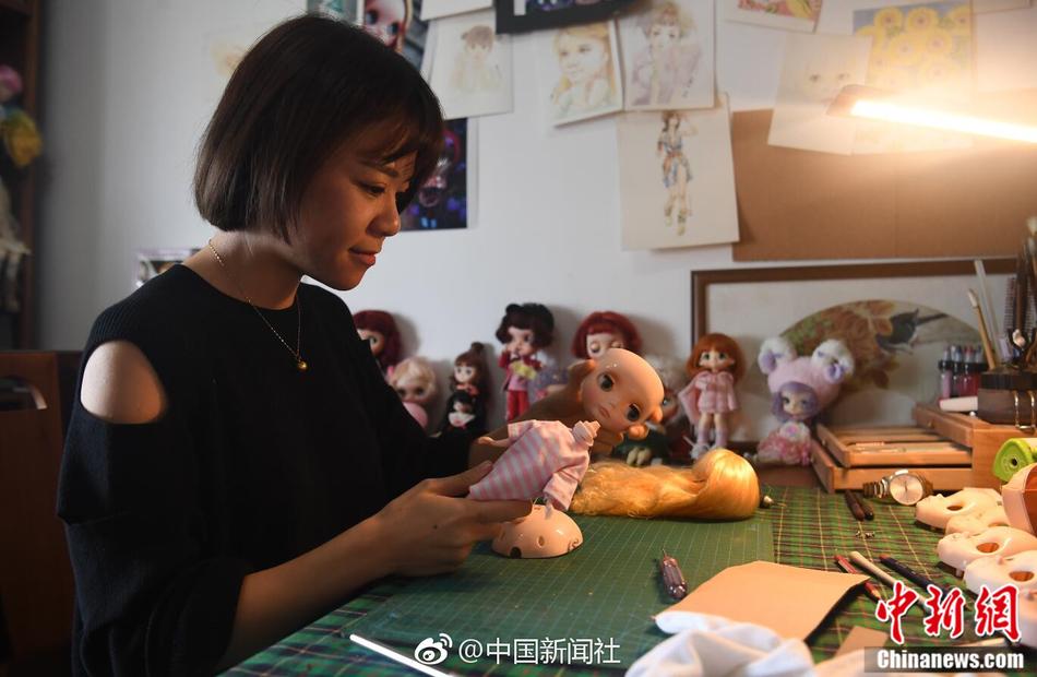 80后美女改娃师替娃娃"微整形" 月入上万