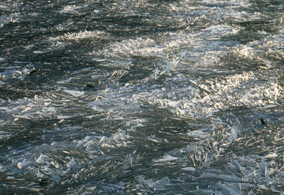 壮观!北京颐和园昆明湖冰面被大风吹成冰凌