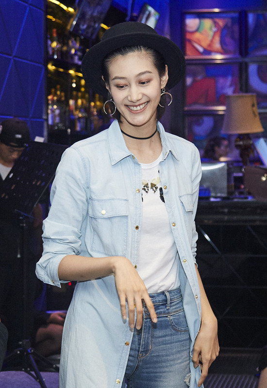 邱蔷今年27岁,身高180cm, 毕业于北京舞蹈学院艺术设计服饰表演专业