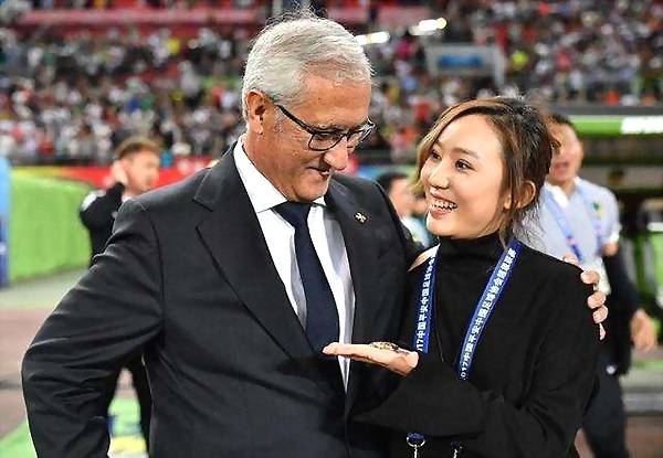 卡卡竟欲投中超第一美女老板怀抱