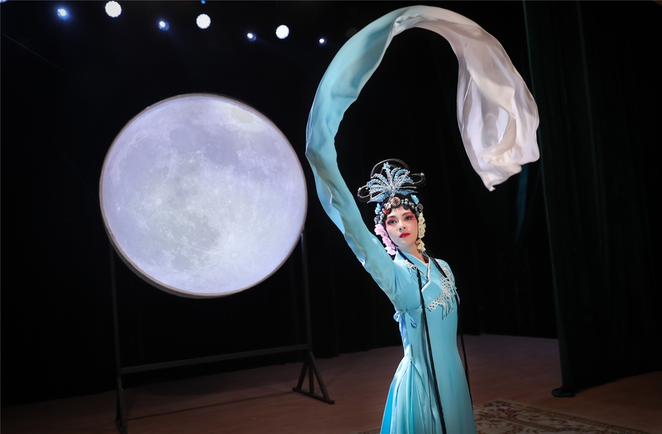 章子怡提前感受过气青衣造型风情无双