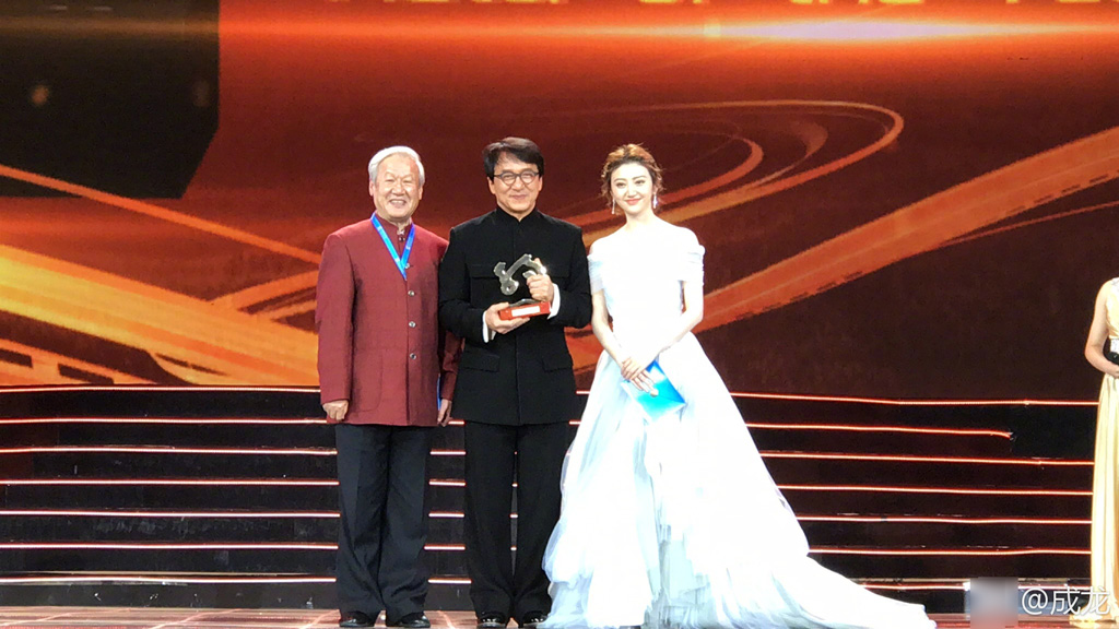 成龙景甜后台合影齐卖萌