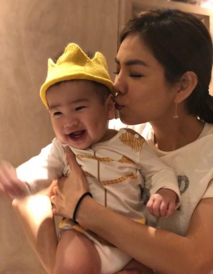 ella晒劲宝萌照 发长文感恩老公:有你在真好