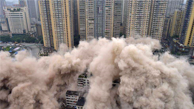 实拍爆破现场:腾起滚滚烟尘高楼瞬间夷为平地