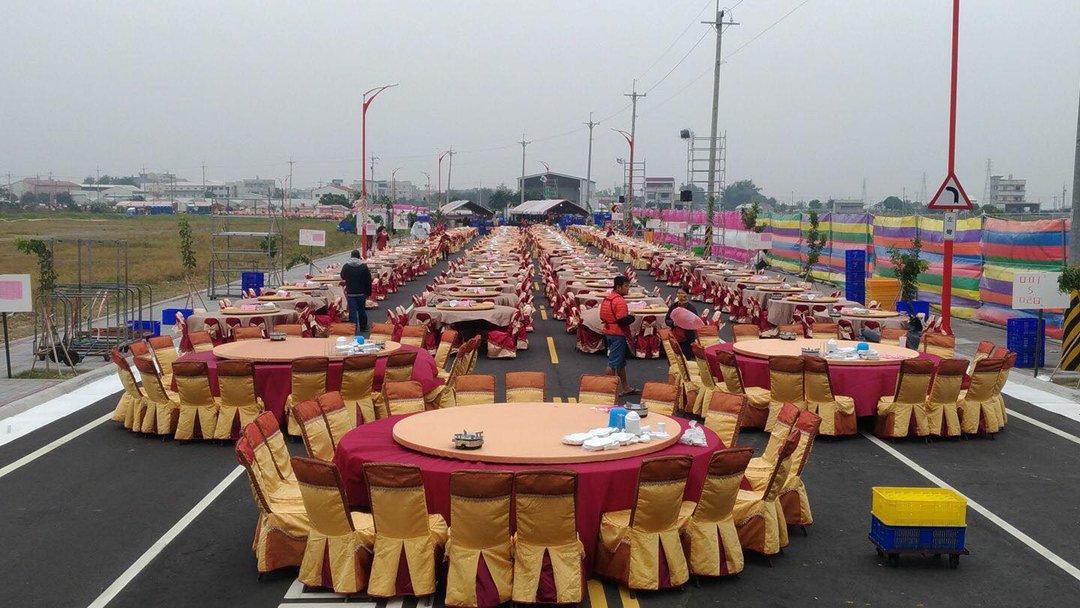 画面可见,婚宴现场封掉一整条路,前方有小型演唱会舞台,当晚燃放烟花