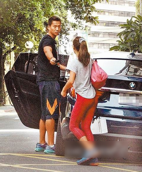 小娴与何守正昔日恩爱照.(资料图)小娴与何守正昔日恩爱照.