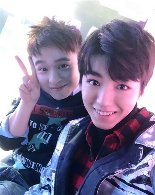 生活王俊凯为董子健庆生小董抬头纹出卖了我