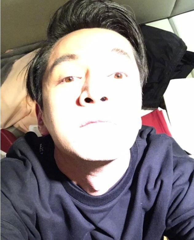 照片中,胡歌一身休闲服,仰起脸对镜自拍,十分逗