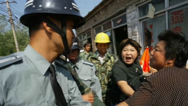 夫妻俩暴力抗法狂飙演技大喊警察打人