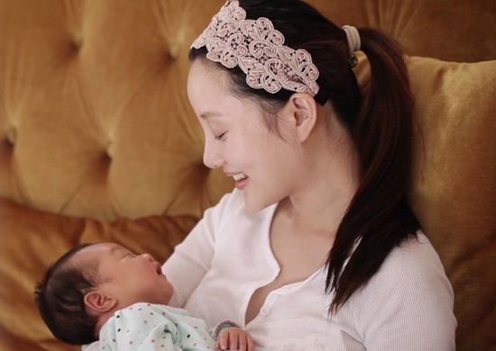 2012年10月23日,李小璐在北京生下女儿甜馨.