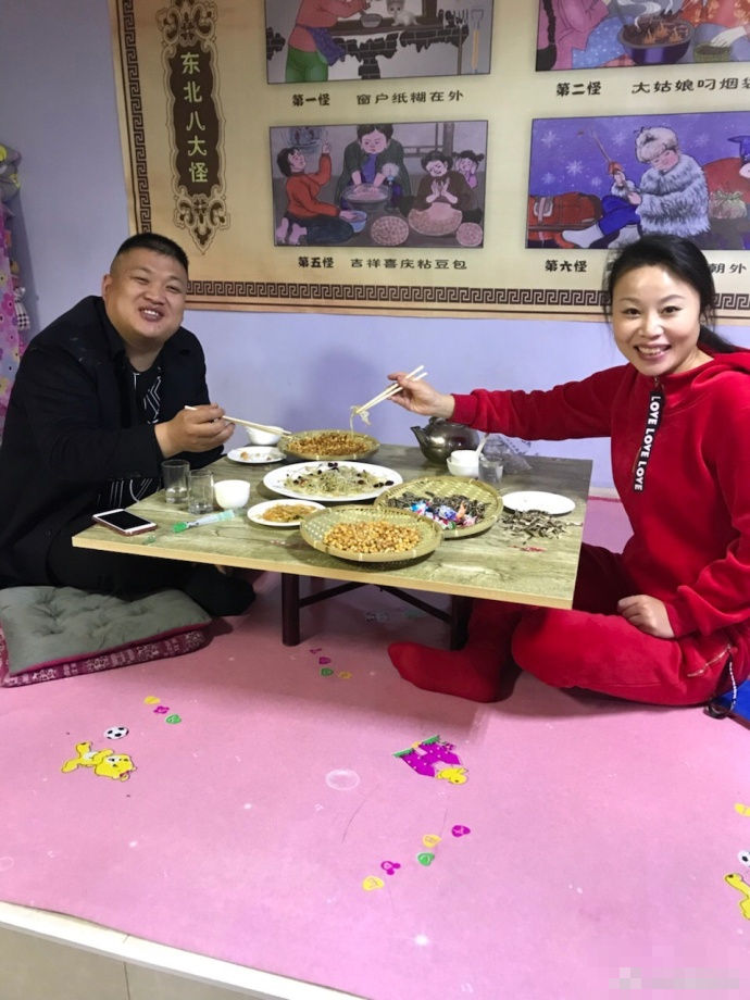 草帽姐丈夫晒合影夫妻二人坐炕头秀恩爱