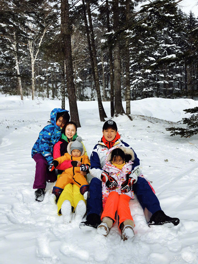 佟大为关悦一家滑雪照曝光 小儿子罕见出镜