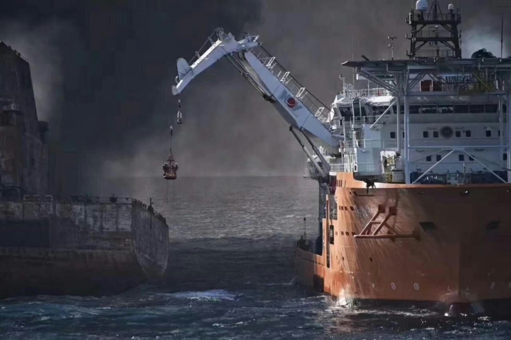 中国四勇士冒死登桑吉号画面曝光