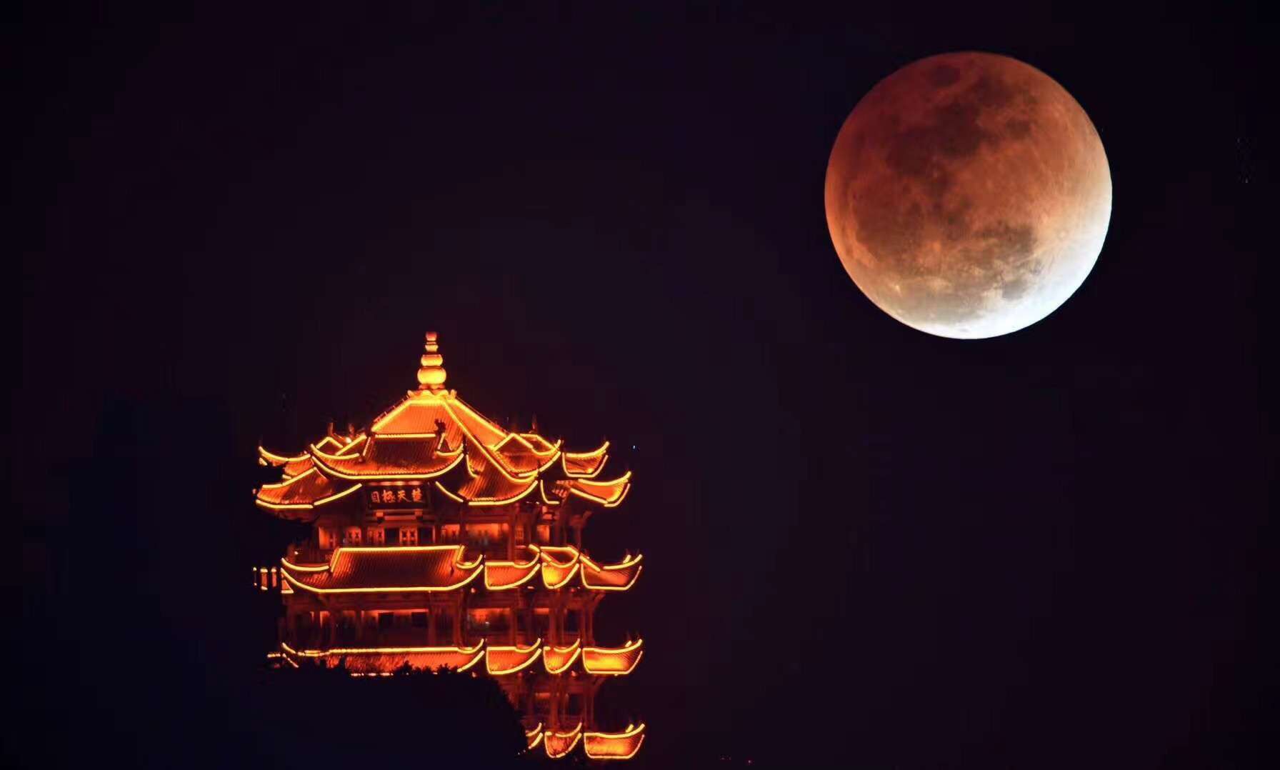 152年一遇! 超级蓝血月"红"透朋友圈