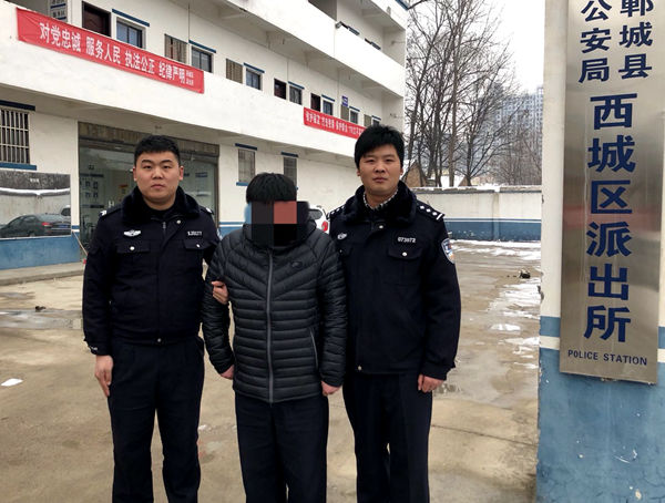 民警抓获犯罪嫌疑人1月25日,在河南省郸城县迎宾大道某驾校科目一考场