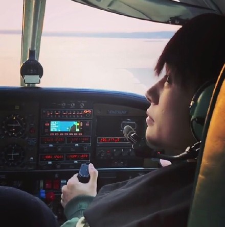 易烊千玺纽约变身酷炫机长驾驶姿态专业被赞大佬