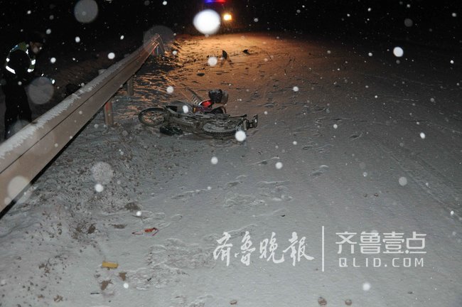 男子雪天被撞滚落边沟安丘交警救援雪中为伤者撑伞