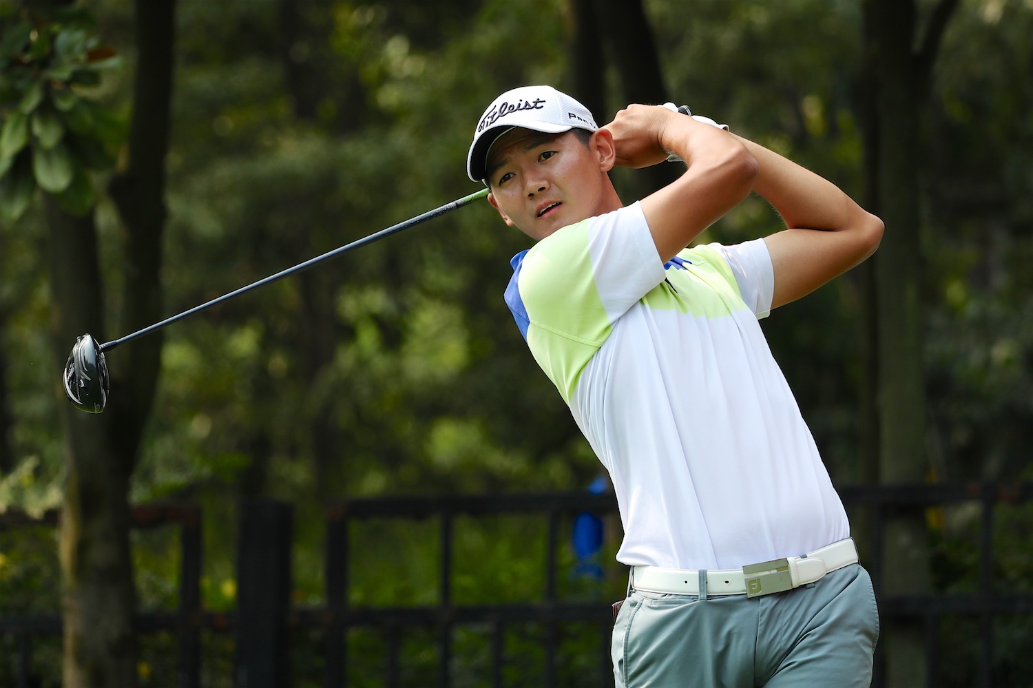 黑纯一次轮68杆五杆优势暂时领跑成都锦标赛