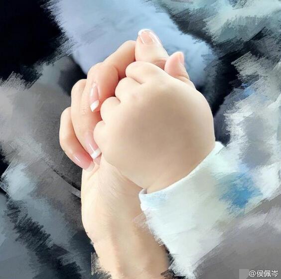 侯佩岑晒和小儿子温馨牵手照:为你解忧愁