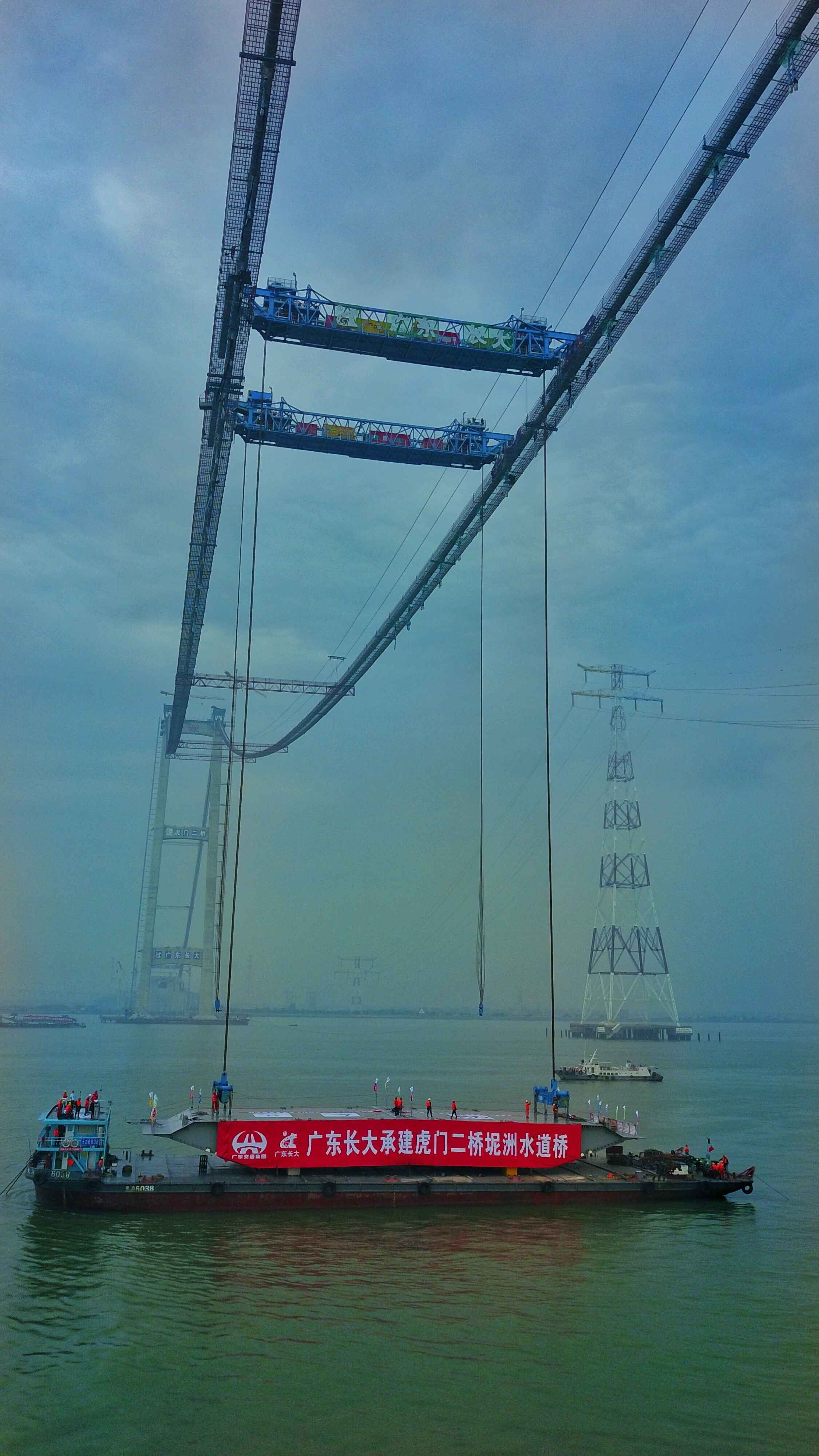 世界最大跨径钢箱梁悬索桥!首节钢箱梁成功吊装