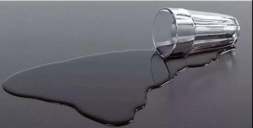 张海杰的妈妈给他倒了一杯水放在实验台上他一不小心将水杯打翻,水洒