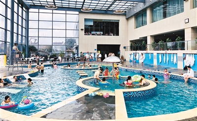 游客在秦岭上王村泡温泉 摄影记者 雷伟东上王村的确变了!