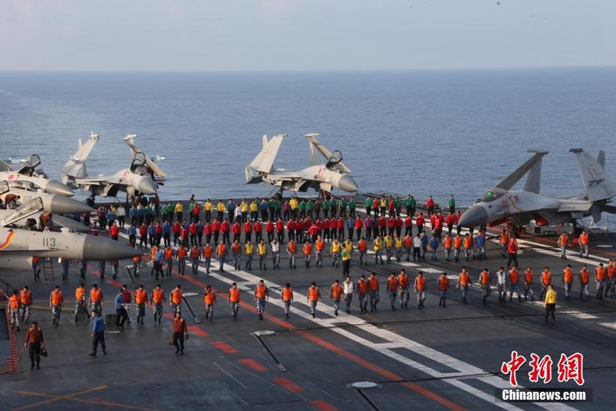 4月26日,中国海军辽宁舰航母编队圆满完成远海实兵对抗训练,返回青岛