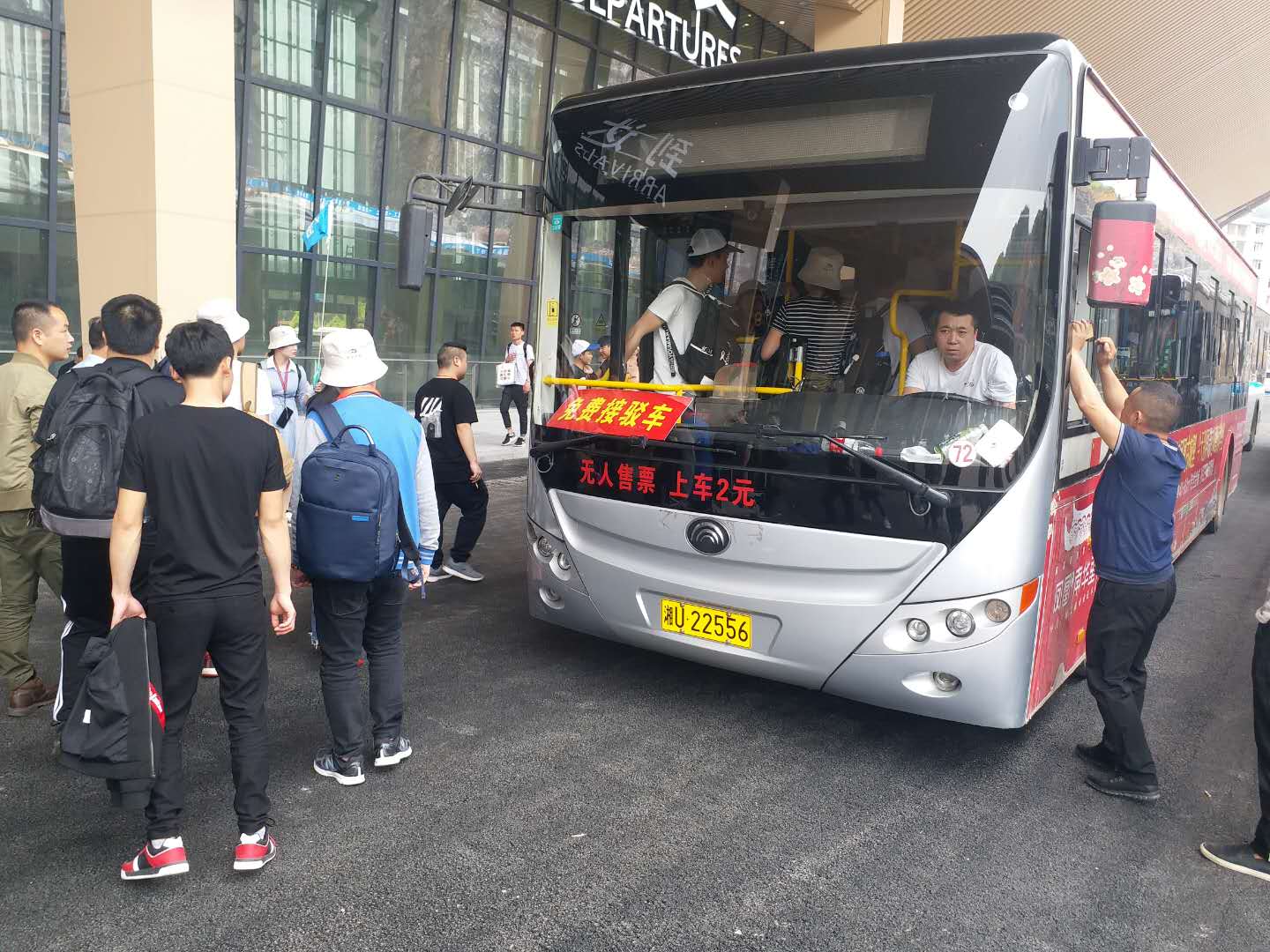 五一黄金周凤凰免费接驳车服务游客获赞