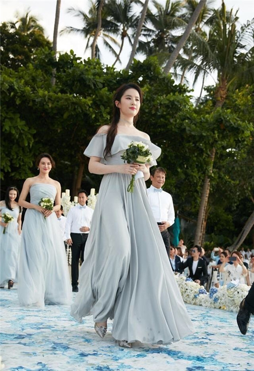 颖儿大婚将至新娘伴娘都有瓷感美肌