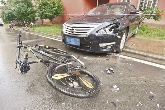 男子从23楼扔下3辆自行车 幸未造成人员伤亡