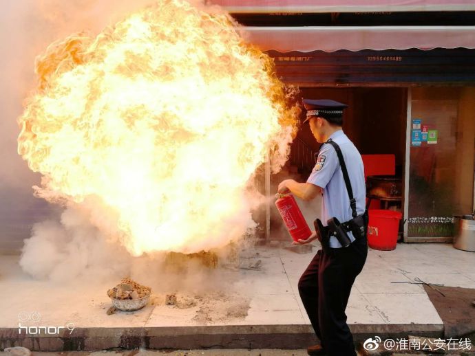 淮南某商户因炼制猪油温度过高致火灾 民警救火躲过一劫