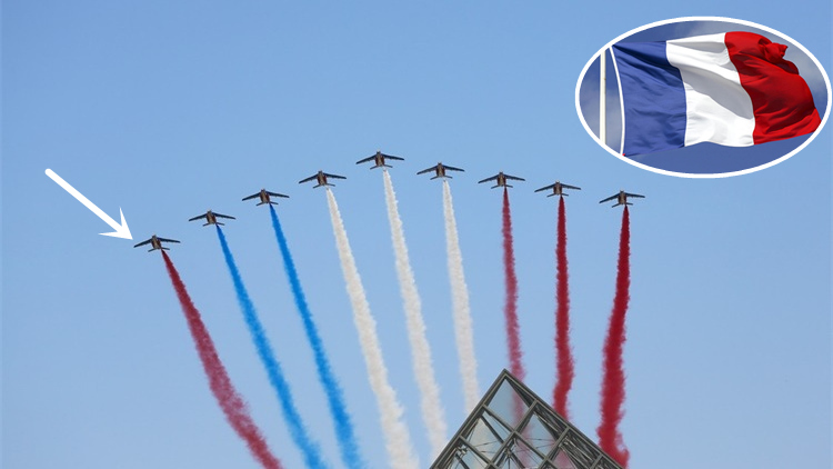 法国国庆阅兵摩托相撞 飞机喷出的国旗颜色也不对