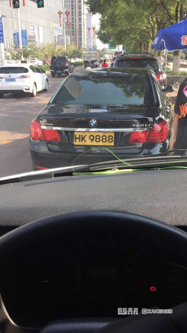 宝马车主为了好看将车牌换成香港牌照被罚
