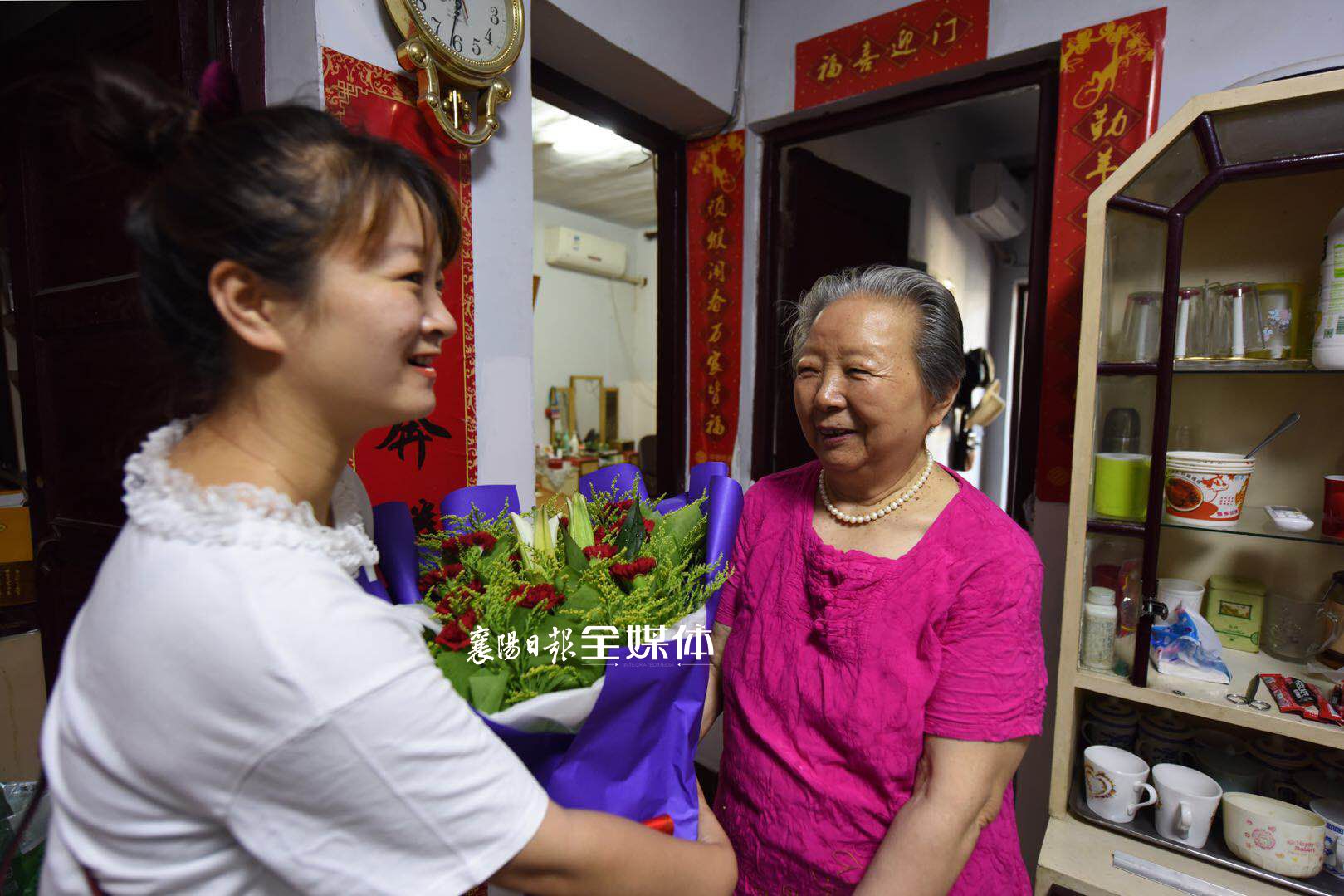 委会网格员受居民王保联委托,专门购买一束鲜花送给自已的老伴冯玉良