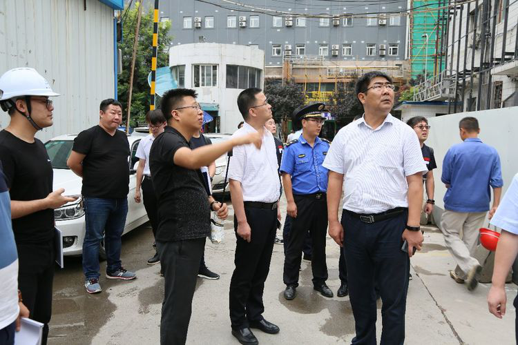 8月22日下午,高新区城市管理局邵军锋局长带队,深入重点项目建设现场
