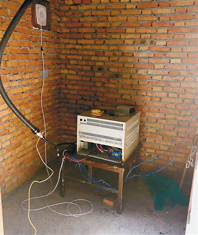 执法人员准备拆除架设在水塔上的"黑广播"信号发射天线