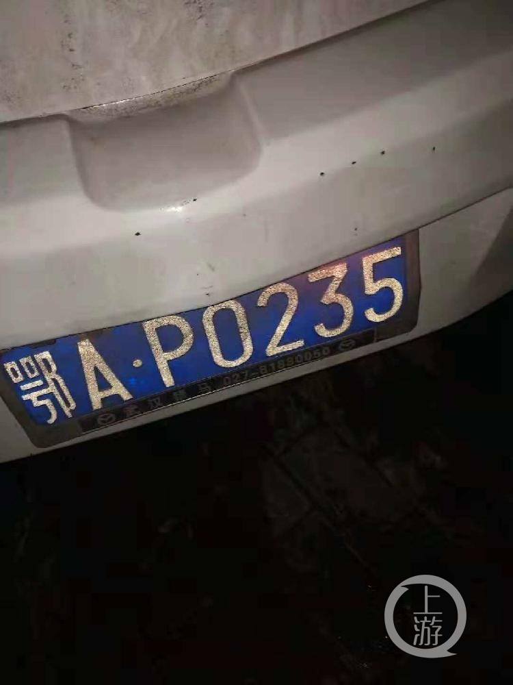 一名穿着警服的男子从营房侧路附近一餐馆走出后,发动了车牌号为鄂a