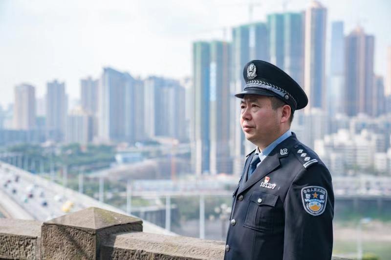 上清寺派出所户籍警高万禄25年深情诠释有困难找警察